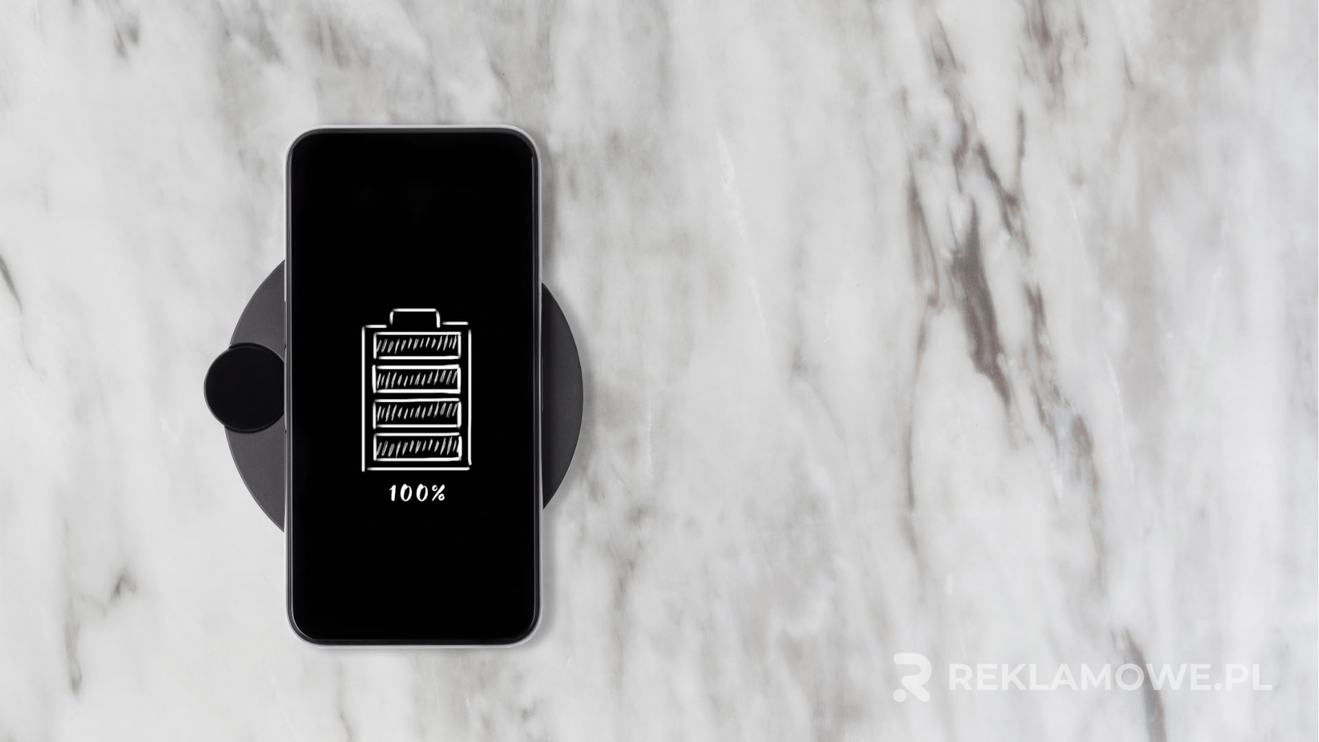 Jak zaprojektować efektywne uchwyty reklamowe – zdjęcie Stylowy uchwyt reklamowy na tle miejskim