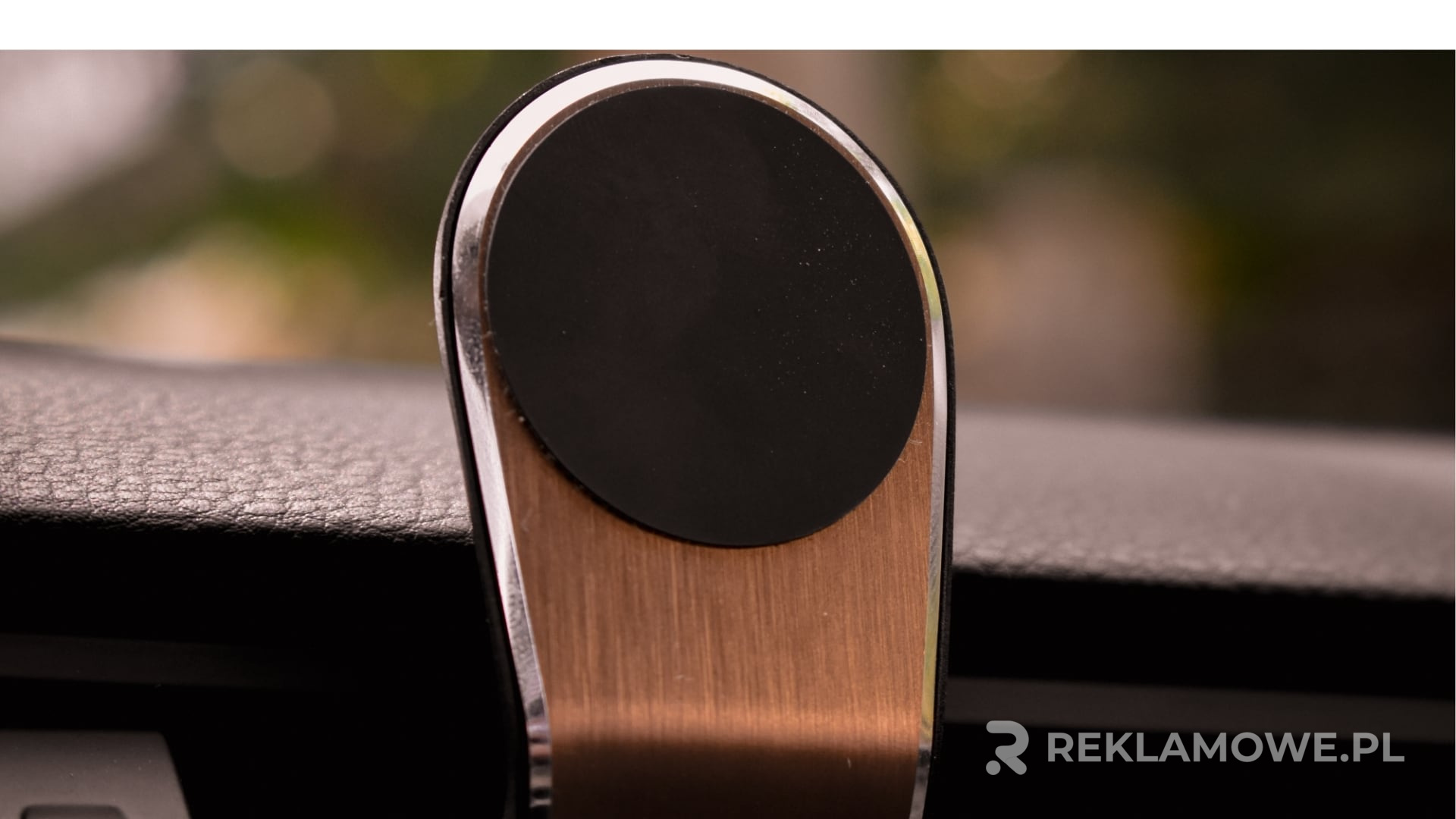 Prezentacja różnorodnych materiałów używanych w uchwytach reklamowych w 2025 roku