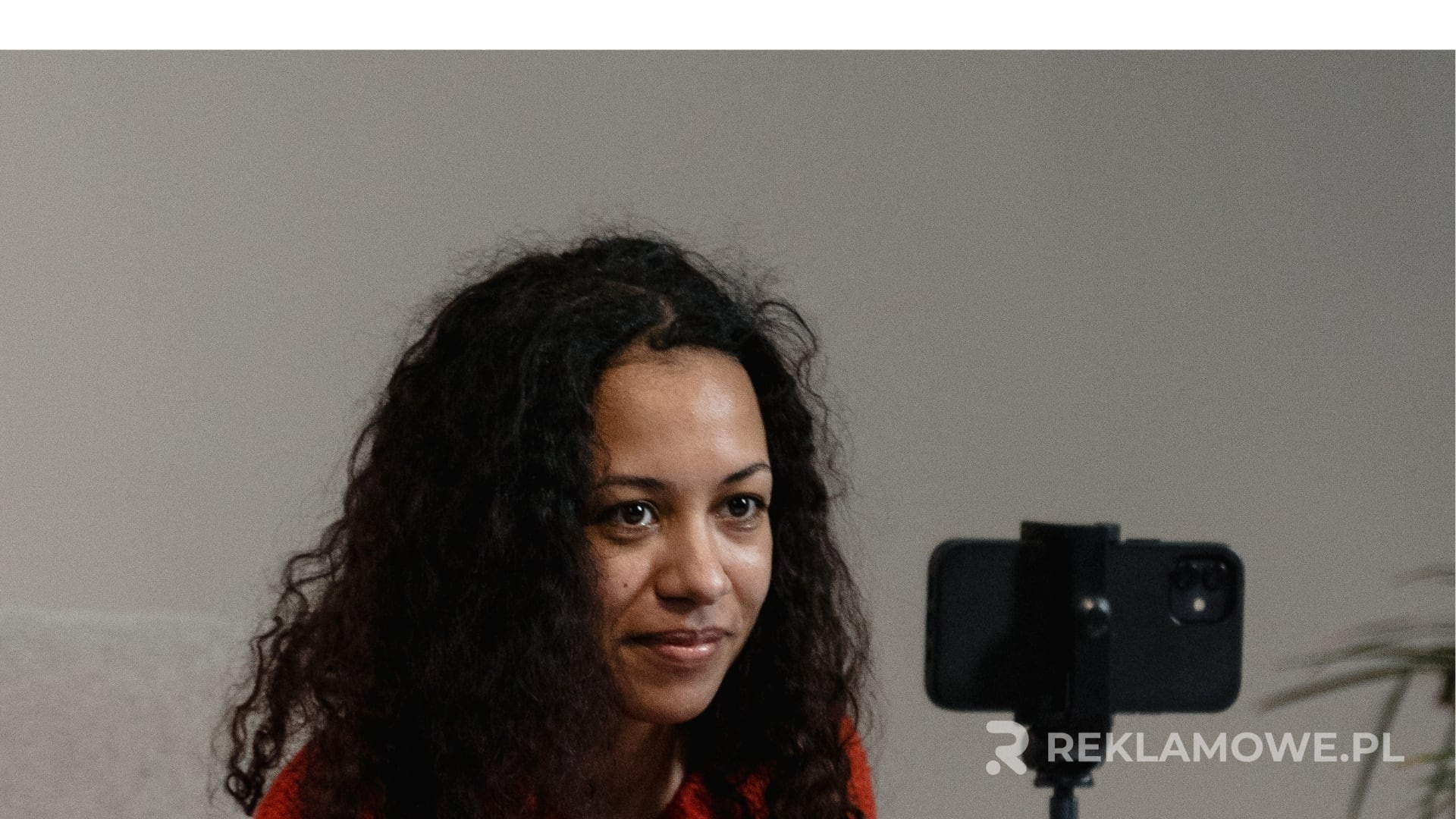 Różne typy uchwytów reklamowych na tle biurowym