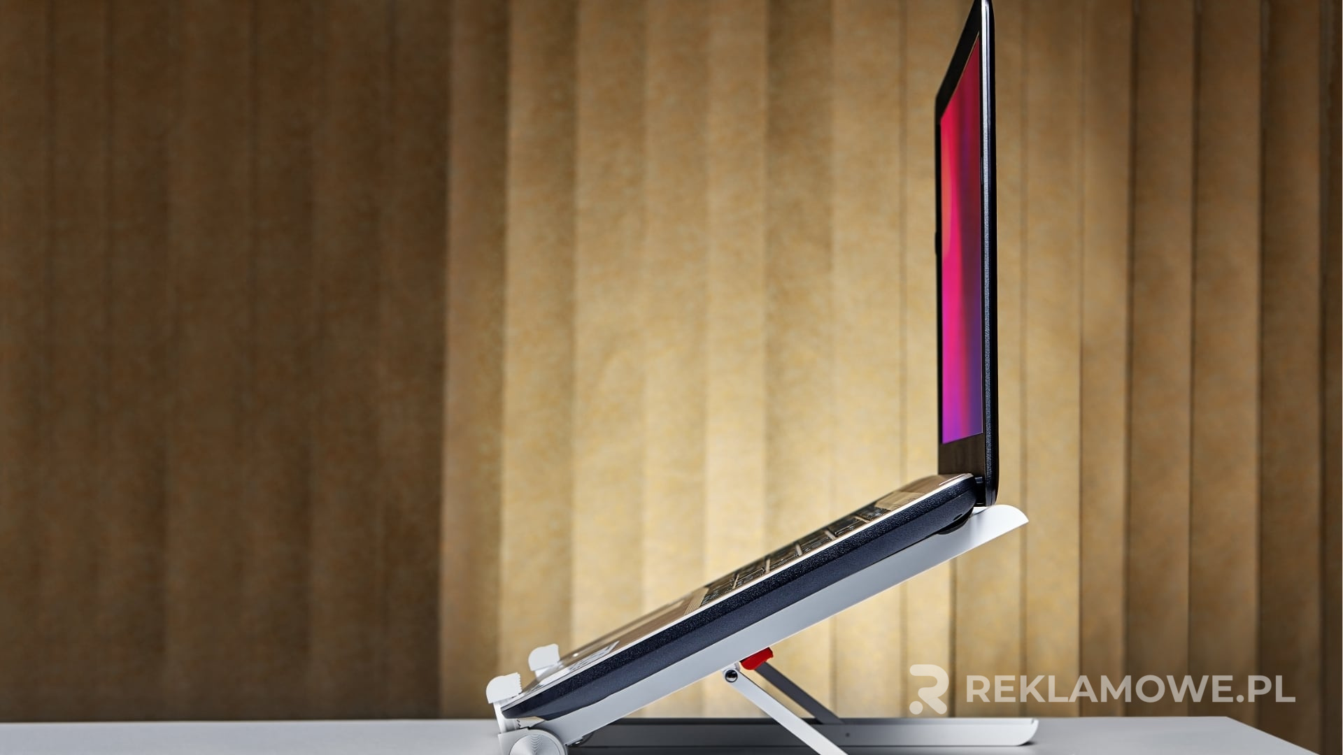 Różne typy uchwytów reklamowych używane na rynku